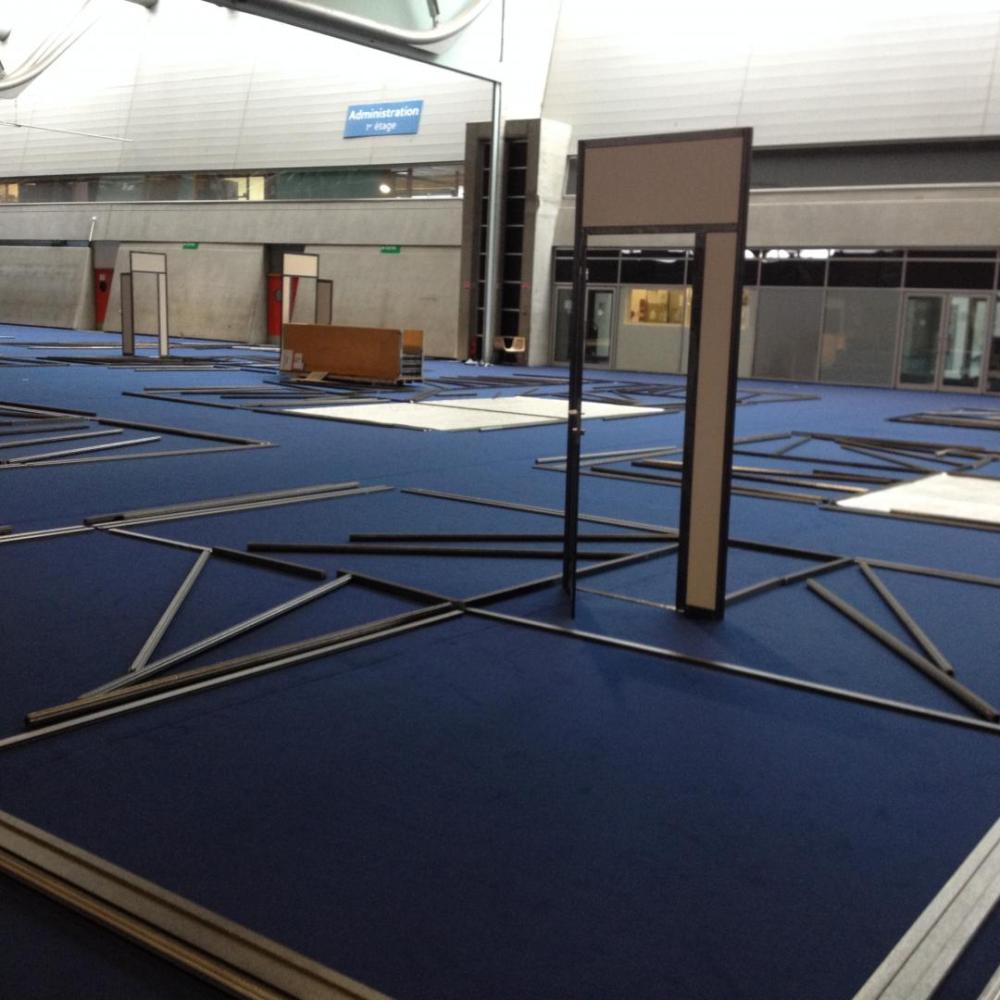 Montage stand foire près de Dijon