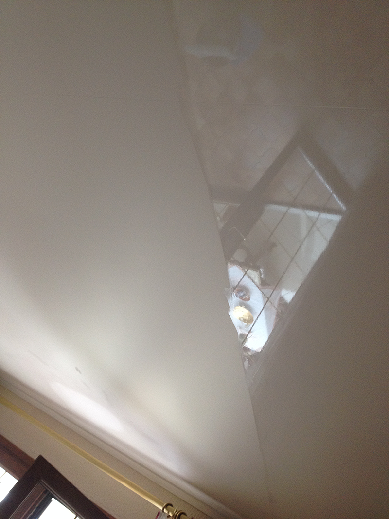 Lessivage- Nettoyage - plafond -tendu-salon-Saint-Louis (50)