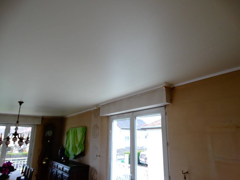 Lessivage- Nettoyage - plafond -tendu-PVC-salon-cuisine-Montbeliard(89)